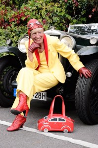 Frau Hetzer mit roter Tasche
