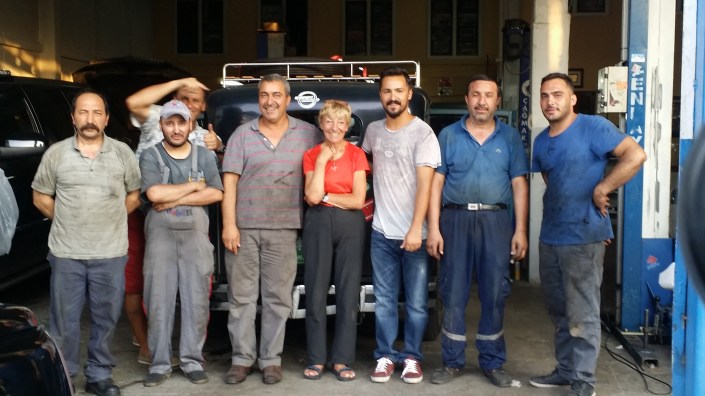 Und dann wurde Hudo „in die Mangel“ genommen und wir HERZLICHT in Ankara in Empfang genommen. DANKE SEREF AUTO Hayrettin und sein Sohn Kayhan