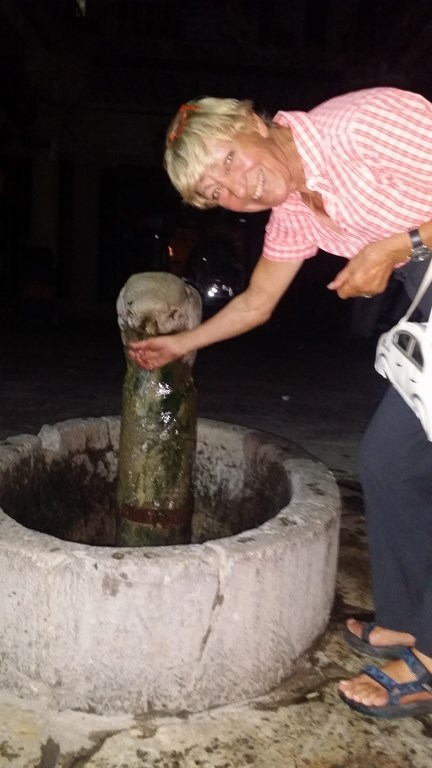 Heidi an dem  originalen Brunnen in der 1000 Jahre alten Kreuzritterkirche