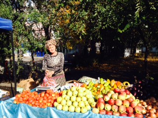 Heute scheint wieder die Sonne. Es ist Sonntag und wie überall auf der Welt gibt es den Markt. Sie winkt mich ran,sie möchte das Foto sehen