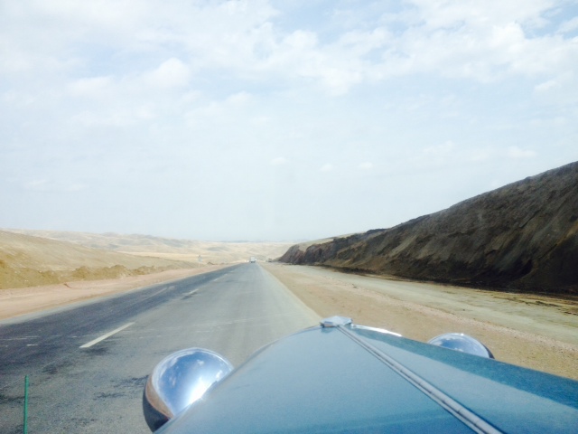 Die super Straße nach Almaty zieht sich hoch, sodaß es in meinen Ohren knackt.Hudo sagt auch einmal Puff, das heißt, ich bin 84 Jahre alt.