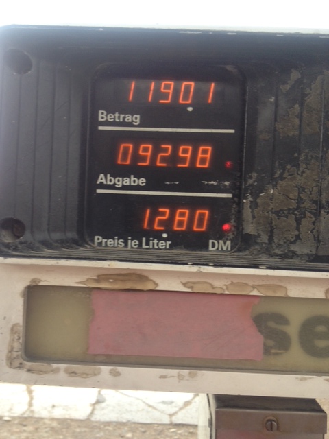 Irgendwo hinter Korday, 2km von der Autobahn ab, steht diese Deutsche Tankstelle. Nur mit 0,60 Cent der Liter. Und  in den 80 Liter Tank gehen 81 rein. Das war ganz schön knapp.