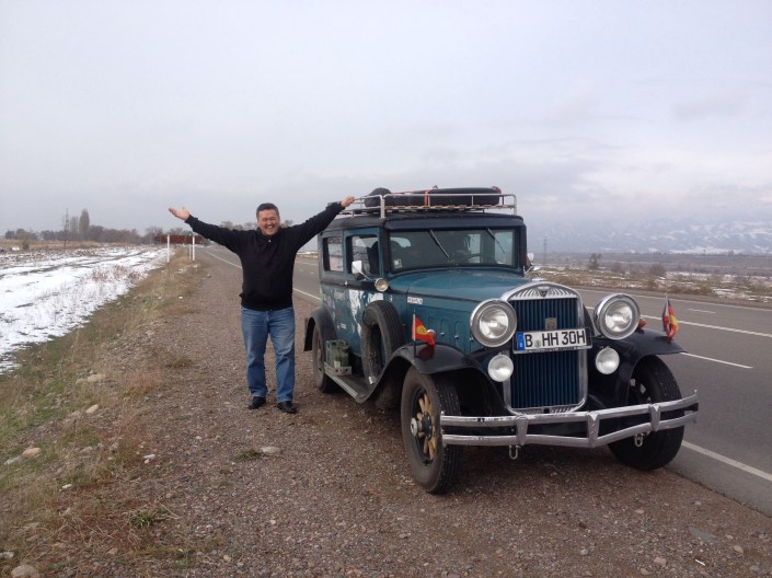 Asis, mein Beifahrer hat sich Urlaub genommen  und freut sich  auf die Strecke und die Berge und den lake