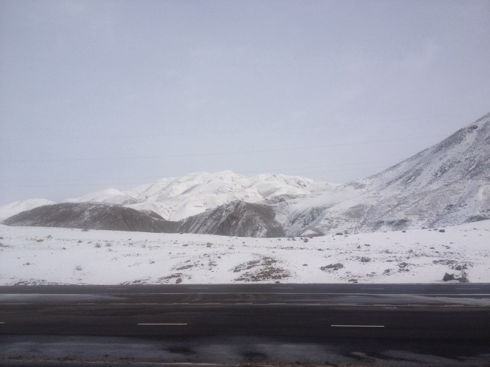 Die Straße ist noch gut und trocken, wir sind ja auch noch nicht auf dem kleinen Pass Dolon