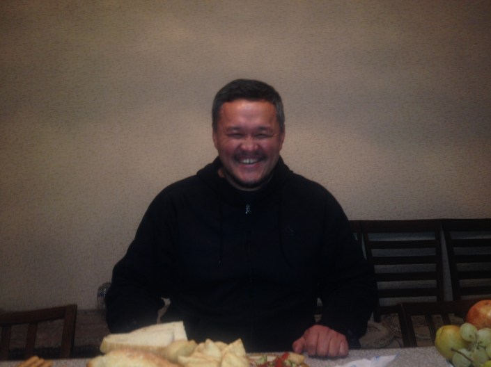 Asis schönster Tag in seinem Leben und dann noch ein Zimmer für 700 Som(10,--E).Er will nämlich selbst bezahlen.