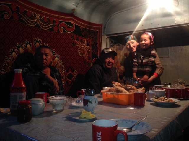 Ich marschiere mit allen was warm ist und der Batterie ca. einen Km zurück in eine Hütte. Dort kann ich übernachten und es gibt auch Reis und Brot. Eine junge Frau kocht für die Bauarbeiter.