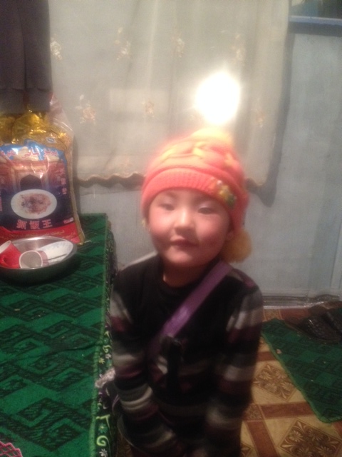 Ich spiele noch ein bischen mit der süßen Kleinen, habe riesige Kopfschmerzen und habe Atemnot .