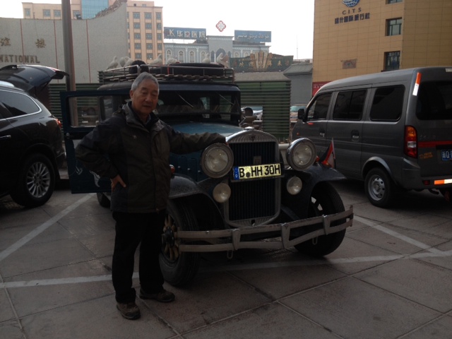 Der Torugart Pass ist bezwungen und am nächsten Tag ist auch das Handy wieder aufgetaut. Mr. Wang, mein Guide für die nächsten  4 Wochen hat mich abgeholt und wir sind 160 km schnell nach Kashgar gefahren, denn das muß man schaffen zum Zoll an demselben Tag. Mr. Wang ist seit 30 Jahren Reiseführer und hat sehr viel Erfahrung und ist auch noch sympatisch.