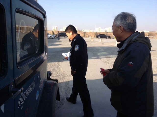 Die Kontrollen laufen problemlos und schnell ab. Da hat China Tours, Hamburg einen guten Job gemacht und einen Mann mit Erfahrung als Partner. Er ist aus Urumqi.