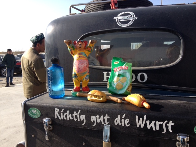 Während ich auf meinen Chinesischen Führerschein und das Nummernschild warte, mache ich Frühstückspause und lasse die Trinkwasserflasche auftauen.da ist ein Eisklotz drin.