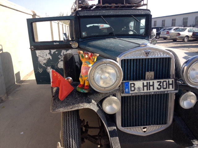 Der Buddy Bär braucht auch Sonne und so eine Eberswalder Wurst hätte ich zur Belohnung jetzt gerne, aber ich muß mich mit alten russischen Kecksen zufrieden geben.