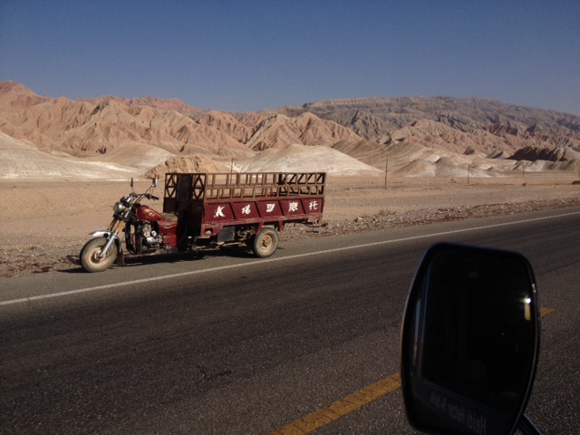 Ich muß mich kneifen, wir sind in China und in einer andren Welt. Natürlich Motorräder und jede Menge Motoroller, elektrisch.