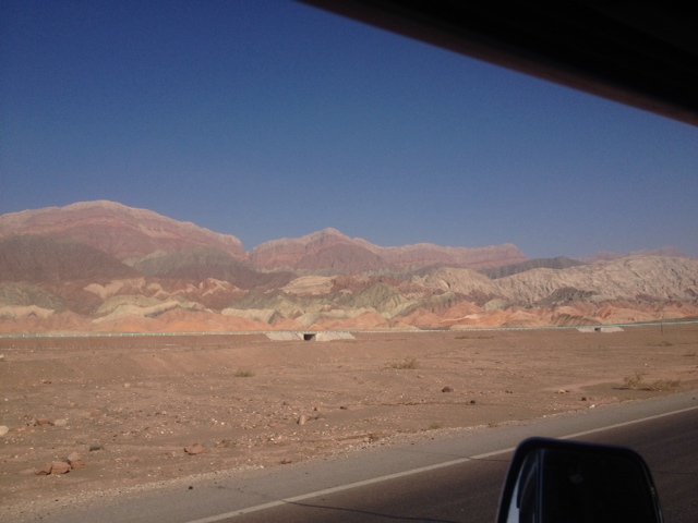 Auf dem Weg nach Aksu geht das Tja nshan Gebirge auf der linken Seite weiter, 1400km ist es in China und 800 Km in Kirgistan lang.rechts ist die Eisenbahn und dahinter die Wüste Gobi.