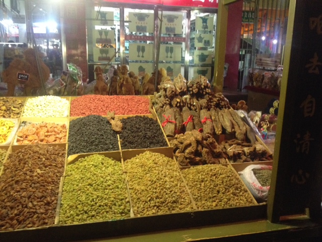 Über die Märkte bummeln, kann ich jeden Abend und unterschiedliche getrocknete Früchte kosten