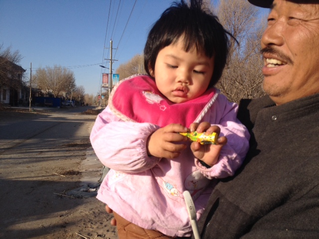 Er besitzt auch ein Kamel und führt die Touristen damit spazieren