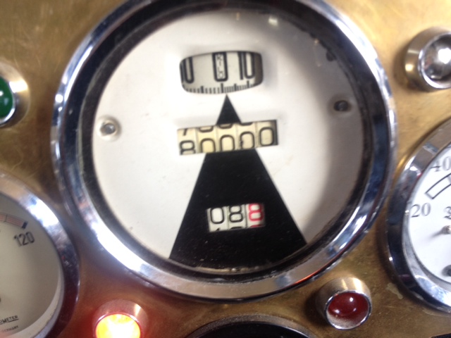 Der Tacho, der Tacho ist in Almaty repariert worden bei 76164.heute ist er auf 80.000Km umgesprungen