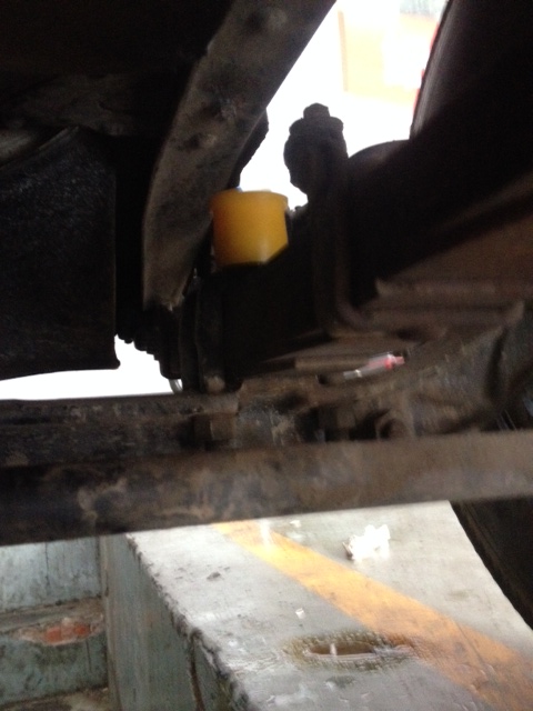 Hudo hat einen neuen Gummipuffer an der Vorderachse rechts vom Toyota bekommen.