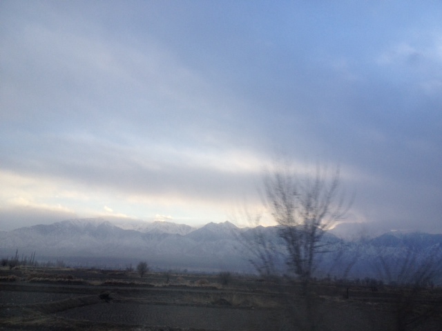 Wir fahren immer an der alten Chinesischen Mauer entlang. Die ist 24.000 km lang.