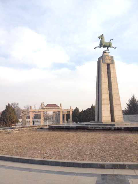 Jede Touristenstadt hat das Wahrzeichen mit dem fliegenden Pferd. Der eine Fuß steht auf einem Vogel. Die Beine laufen nicht überkreuzt, sondern beide Beine rechts oder links gleichzeitig.