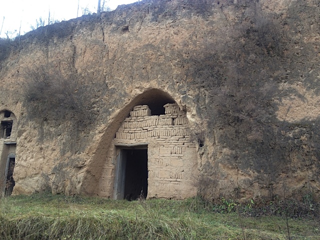In dem Berg haben die Menschen früher gewohnt. Im Sommer schön kühl und im Winter warm.