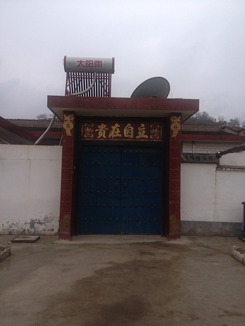 Fast jedes Haus hat auf dem Dach einen Solar Speicher zum Duschen