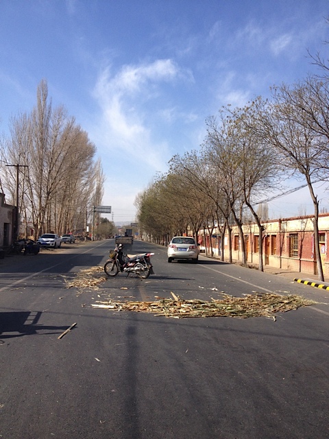 So wird ein Unfall in China auf dem Lande abgesichert, alle fahren drumrum, wer weiß wann die Polizei kommt.