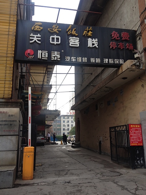 Heute, Dienstag suche ich wieder eine Werkstatt zum Kompression messen, Hudo ist so langsam. Mr. Wang empfiehlt diese hier, ich sage nein, aber let’s look.