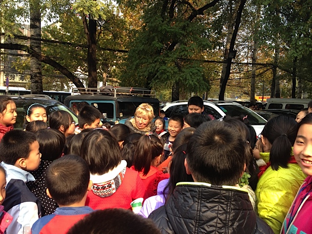 Hudo kommt wieder auf den Hotel Parkplatz in dem Mr. Wang wohnt. Ich mußte schon zum 2. X in ein etwas teureres gehen , weil man an Ausländer (alle Ausländer ) nicht vermieten darf. Ich nehme an, damit wir mehr Geld ausgeben, ist das so angewiesen.Eine Schulklasse kommt gerade vorbei und ist total begeistert.