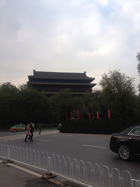 Das letzte Foto und das Handy ist wieder entladen. Die wunderbare Stadtbesichtigung und den Theaterbesuch mit den Chinesischen Instrumenten und den Tanzdarbietungen mit den „white sleves“ uralter Tanz vom 4. bis zum 11. Jahrhundert, kann ich leider nicht dokumentieren.